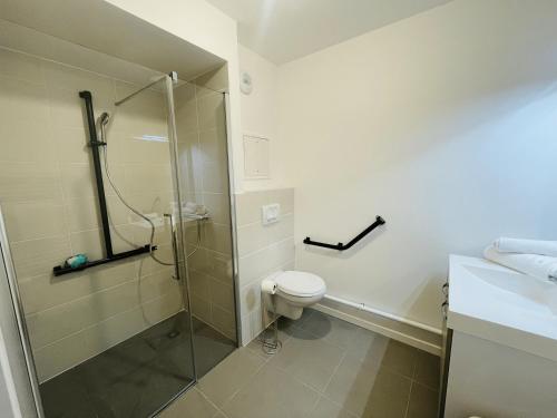 une salle de bain avec douche et toilettes dans l'établissement 201 - Appartement T3 cosy, résidence calme, à Giberville