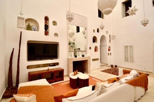 Televiisor ja/või meelelahutuskeskus majutusasutuses Riad de charme