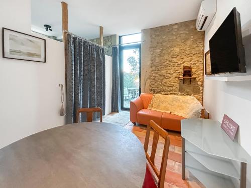 TV a/nebo společenská místnost v ubytování Gîte Aznavour près de Carcassonne