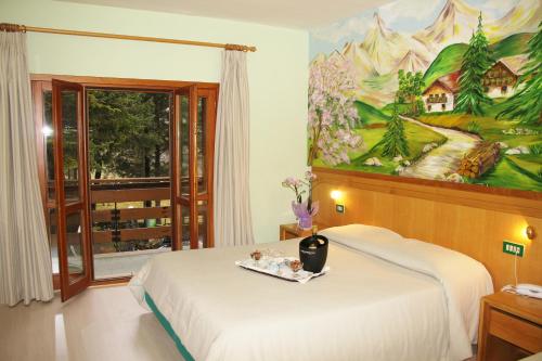 Un pat sau paturi într-o cameră la Hotel Orso Bianco