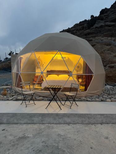 Sa‘ab Banī KhamīsにあるW6 View Dome - Jabal Shamsのガラス張りのドームテント(椅子付)