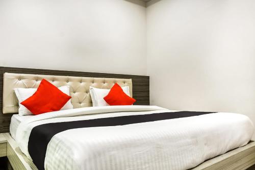 Ein Bett oder Betten in einem Zimmer der Unterkunft Capital O Jai Adisson