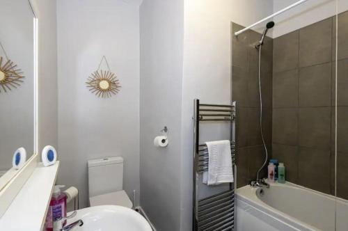 Et badeværelse på Cosy 2 Bed House for Contractors