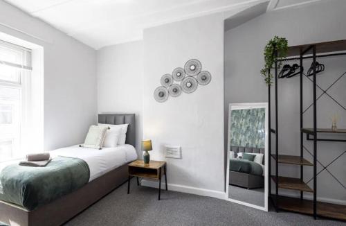 En eller flere senge i et værelse på Cosy 2 Bed House for Contractors