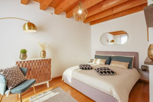 un dormitorio con una cama y una silla en Padova Anis, en Padua