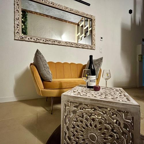 un salon avec un canapé et un miroir dans l'établissement Appart Massage Relax - Studio, à Morbier