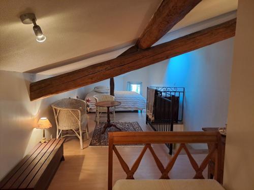 une vue d'une chambre avec un lit et une table dans l'établissement La Louvière plein cœur Villié-Morgon Beaujolais dégustation possible, à Villié-Morgon