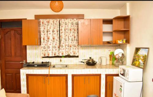 Kuchyň nebo kuchyňský kout v ubytování Warm & Cozy Kisumu Studio