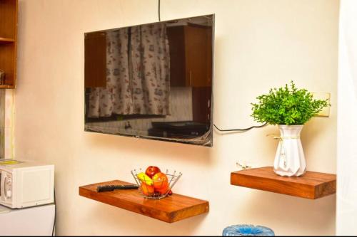 TV a/nebo společenská místnost v ubytování Warm & Cozy Kisumu Studio