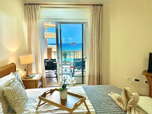 ein Schlafzimmer mit einem Bett und Meerblick in der Unterkunft El Nautico Apartment in San Miguel de Abona