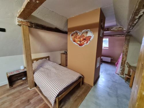 a bedroom with a bunk bed with a heart on the wall at Gîte La Ferme des Délices in Epfig