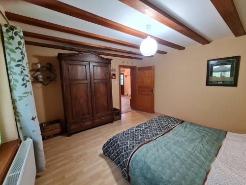 a bedroom with a bed and a wooden ceiling at Gîte La Ferme des Délices in Epfig
