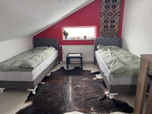 Una cama o camas en una habitación de A Red Door Home