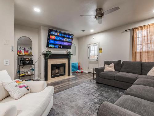 TV a/nebo společenská místnost v ubytování Urban Oasis North ATX , 5BR 2BA,Heated Pool