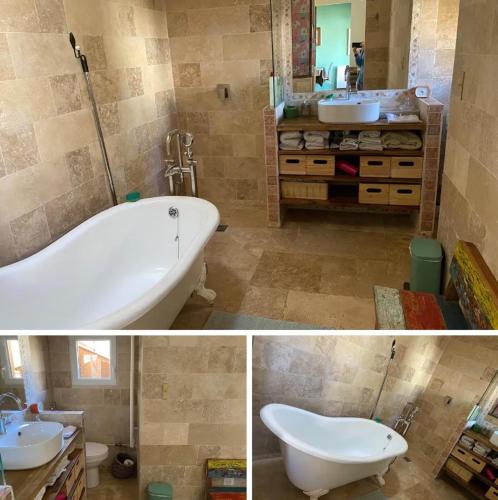 une salle de bain avec une baignoire et un lavabo dans l'établissement Petites maisons atypiques, à Rueil-Malmaison