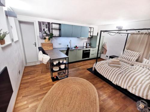 a living room with a bed and a kitchen at La Maison Monsieur Mathieu in Rothenburg ob der Tauber