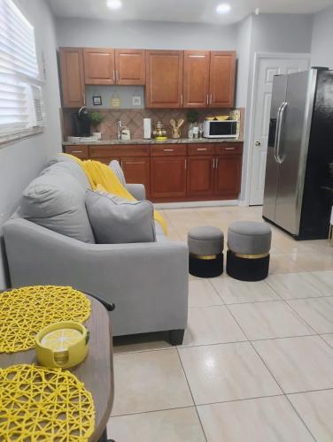Η κουζίνα ή μικρή κουζίνα στο The Citrus Guesthouse in Tampa