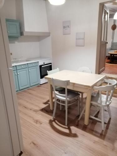 une cuisine avec une table et des chaises dans une pièce dans l'établissement Clameli, à Gien