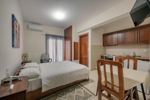 Кровать или кровати в номере O Fotis Studios & Apartments