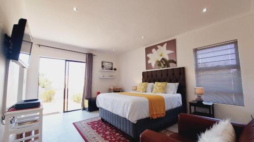 Un dormitorio con una cama y un televisor. en Cosy Nest - Uncapped Wi-fi & Self Check-in, en Ciudad del Cabo