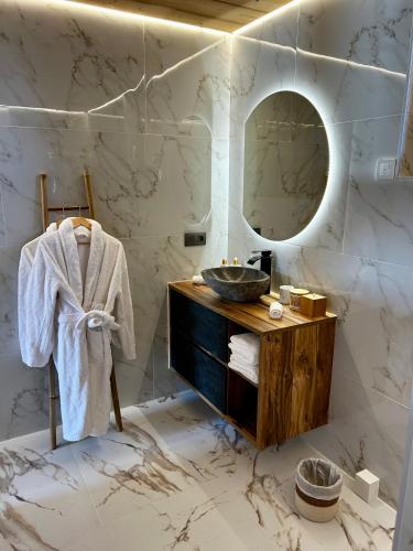 une salle de bains avec un lavabo et un miroir dans l'établissement L échappée Belle, à Megève