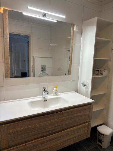 a bathroom with a sink and a mirror at Fjærestua in Hitra