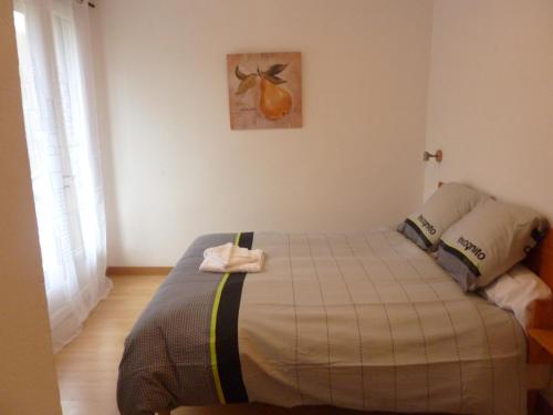 un lit dans une chambre avec un tableau sur le mur dans l'établissement appartement T4, à Péré