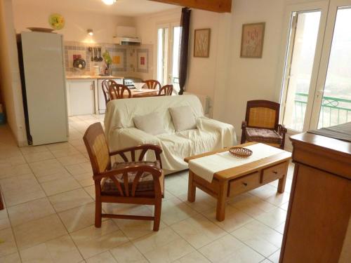 un salon avec un canapé et une table dans l'établissement appartement T4, à Péré