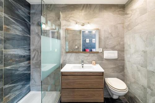 une salle de bain avec un lavabo, des toilettes et une douche dans l'établissement Cosy et spacieux T2 en ville - paradis centre-ville, à Marseille