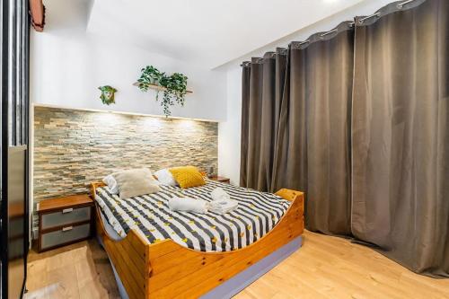 - une chambre avec un lit avec deux chats dans l'établissement Cosy et spacieux T2 en ville - paradis centre-ville, à Marseille