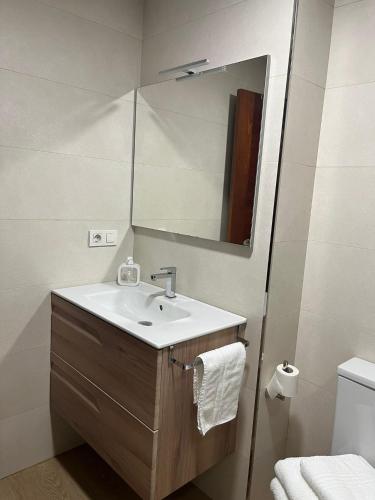 a bathroom with a sink and a mirror at PISO Bueu Playa in Bueu