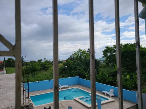 Blick auf den Pool aus dem Fenster in der Unterkunft JCCL Party Enterprise-Hidden Lodges in Tower Isle