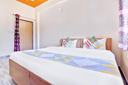 a bedroom with a large bed in a room at HOME 78802 Balaji Bhawan Jhajra in Dehradun