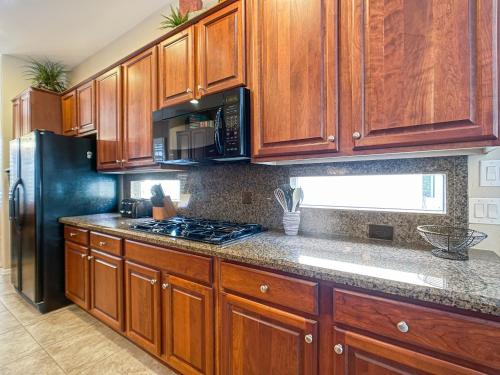 Una cocina o cocineta en Treasure at Trilogy