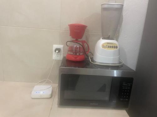 un mixeur posé sur un micro-ondes dans l'établissement La Quinta Perez, à Huay Pix
