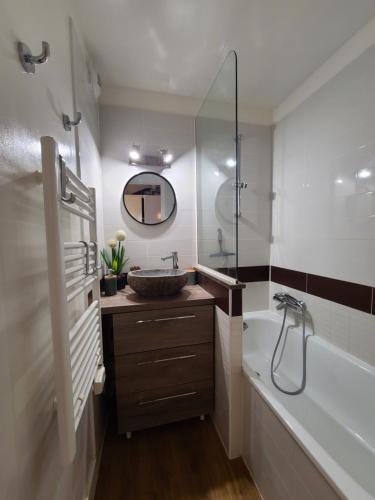 a bathroom with a tub and a sink and a bath tub at Cap'Azur Saint Raphaël in Saint-Raphaël