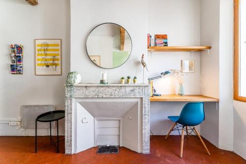 un salon avec une cheminée et un miroir dans l'établissement Immersion au coeur de Marseille - proche Gare et Canebiere et hyper-centre, à Marseille