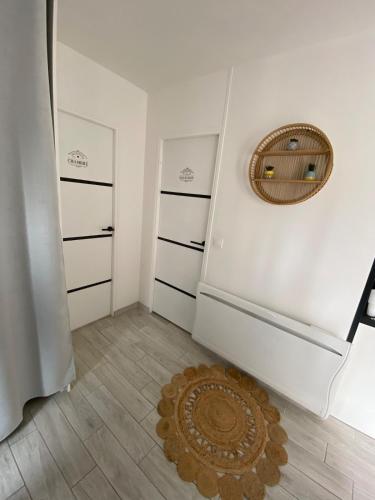 un couloir avec un tapis et un miroir mural dans l'établissement Le nid Clémentin, à Saint-Clément