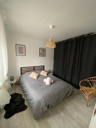 - un lit avec deux animaux farcis dans une chambre dans l'établissement Le nid Clémentin, à Saint-Clément