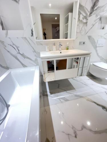 une salle de bain blanche avec un lavabo et des toilettes dans l'établissement Monaco Monte-Carlo door step - Luxury Apartment - 2 Bedrooms 2 Bathrooms - Superb Modern Fully Equipped, à Saint-Antoine
