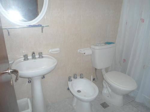 een badkamer met toilet en wastafel bij Hosteria Luz de Luna in Valeria del Mar