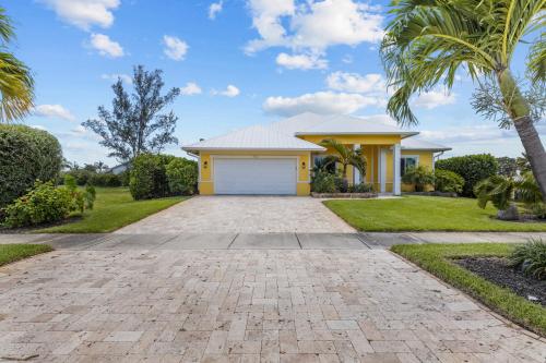 una casa con entrada y garaje en Sunrise Island Retreat, en Fort Pierce