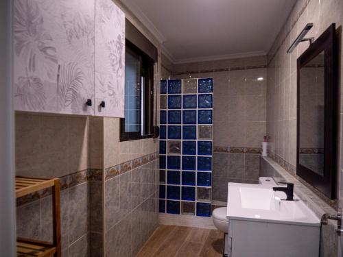 a bathroom with a sink and a toilet at Casa Lavanda in Villena