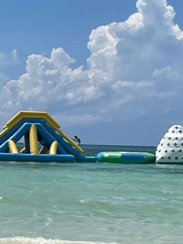 eine Rutsche im Wasser am Strand in der Unterkunft Sians Starfruit Villa in Falmouth