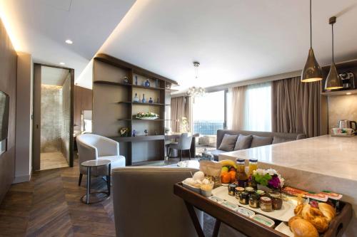 イスタンブールにあるNoble22 Suites-Special Categoryのキッチン、リビングルーム(テーブル、椅子付)