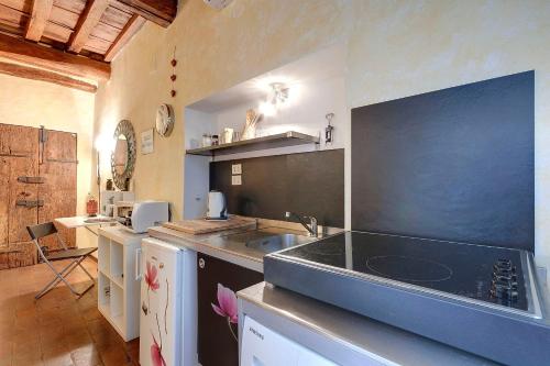 cocina con fregadero y encimera en Appartamenti Ponte Vecchio, en Florencia