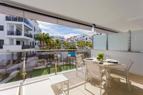 ein Balkon mit einem Tisch und Stühlen auf einem Balkon in der Unterkunft La casa de Paola en Aguacate Beach in Motril