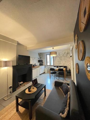 un salon avec un canapé et une table dans l'établissement Charmant T3 cosy au coeur du centre historique, à Montauban