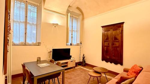 ein Wohnzimmer mit Sofa und Fernseher in der Unterkunft Residenza Palazzo Gherardi in Parma