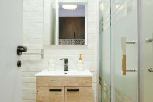 Un baño con lavabo y ducha en Apartament Magic Home Iris Reception 24h, en Benalmádena